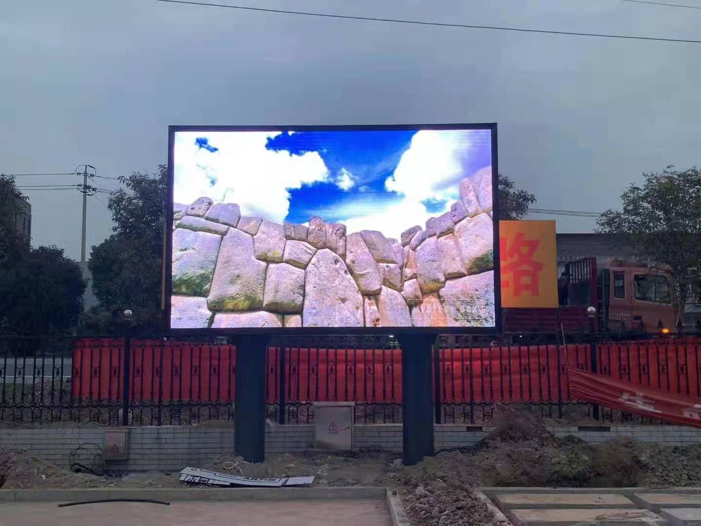工廠(chǎng)室外雙立柱全彩LED顯示
